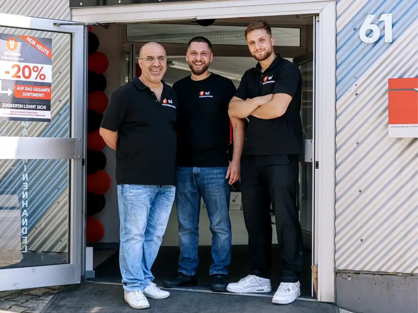 Serdar, Sevan und Diran Gümüs im Eingang von SD Maschinenhandel in Worms