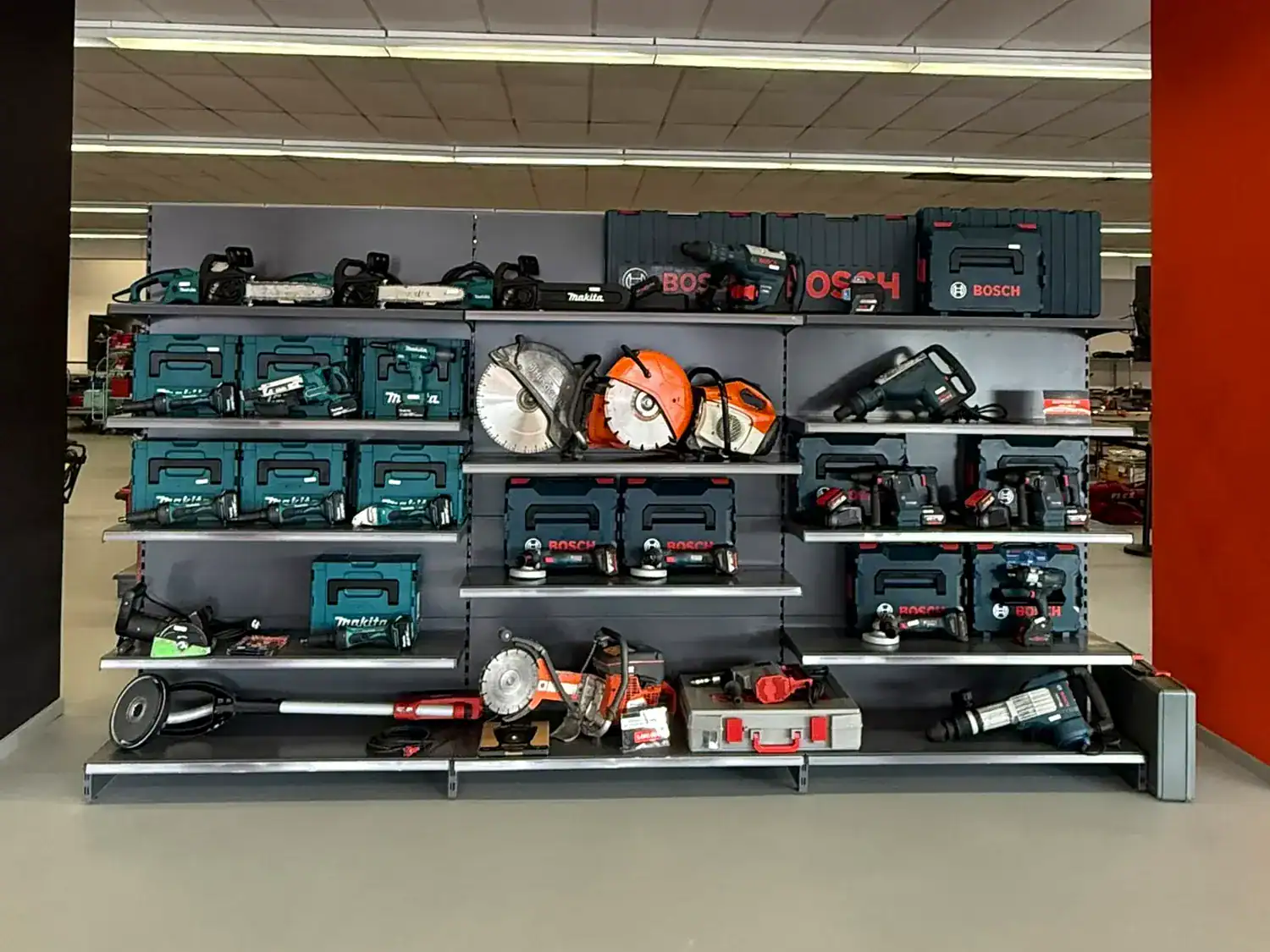 Regal mit gebrauchten Elektrowerkzeugen von Makita, Bosch und Stihl bei SD Maschinenhandel in Worms