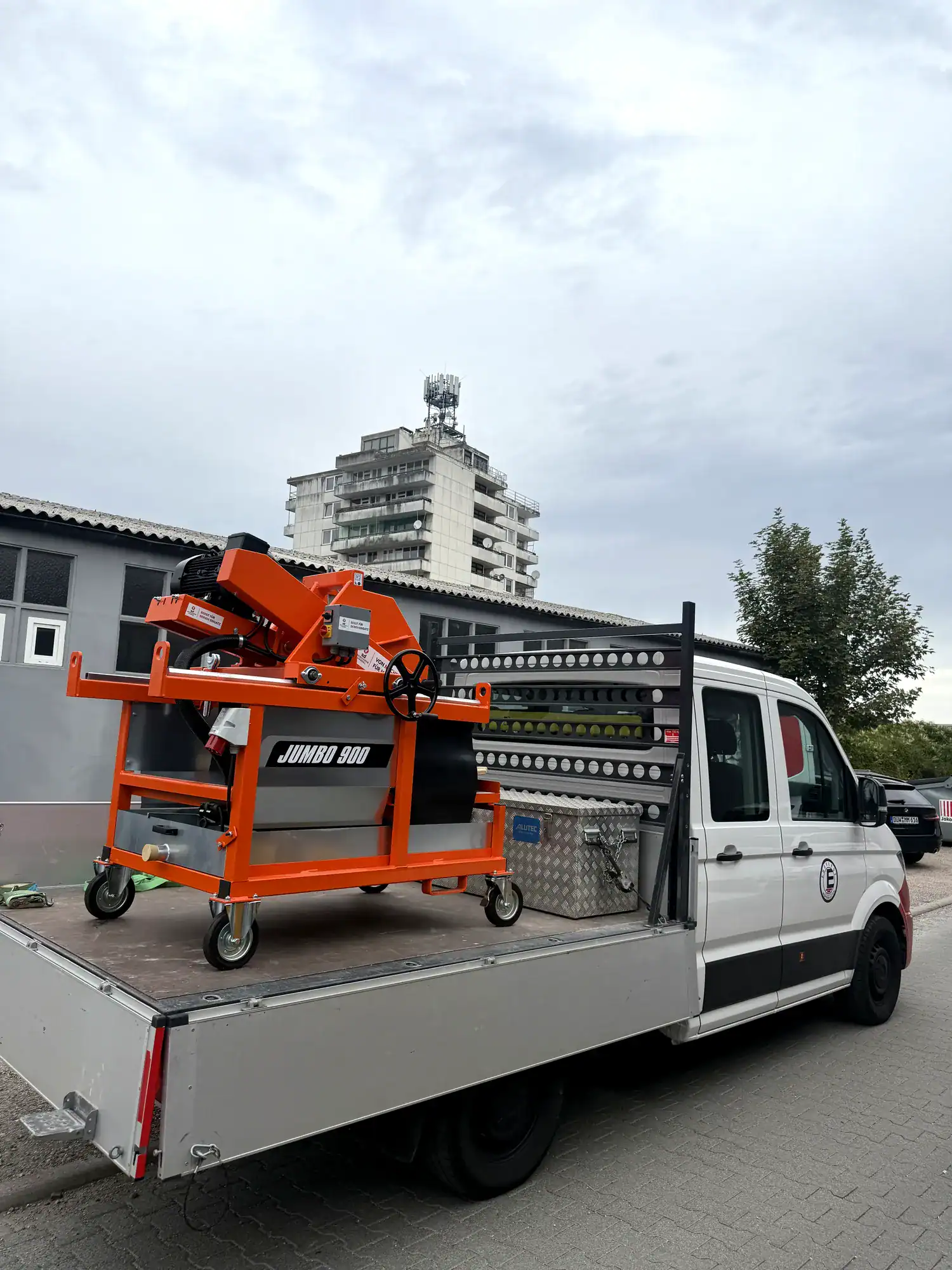 Neue Norton-Clipper-Steinsäge Jumbo 900 auf der Ladefläche – mit Inzahlungnahme gekauft