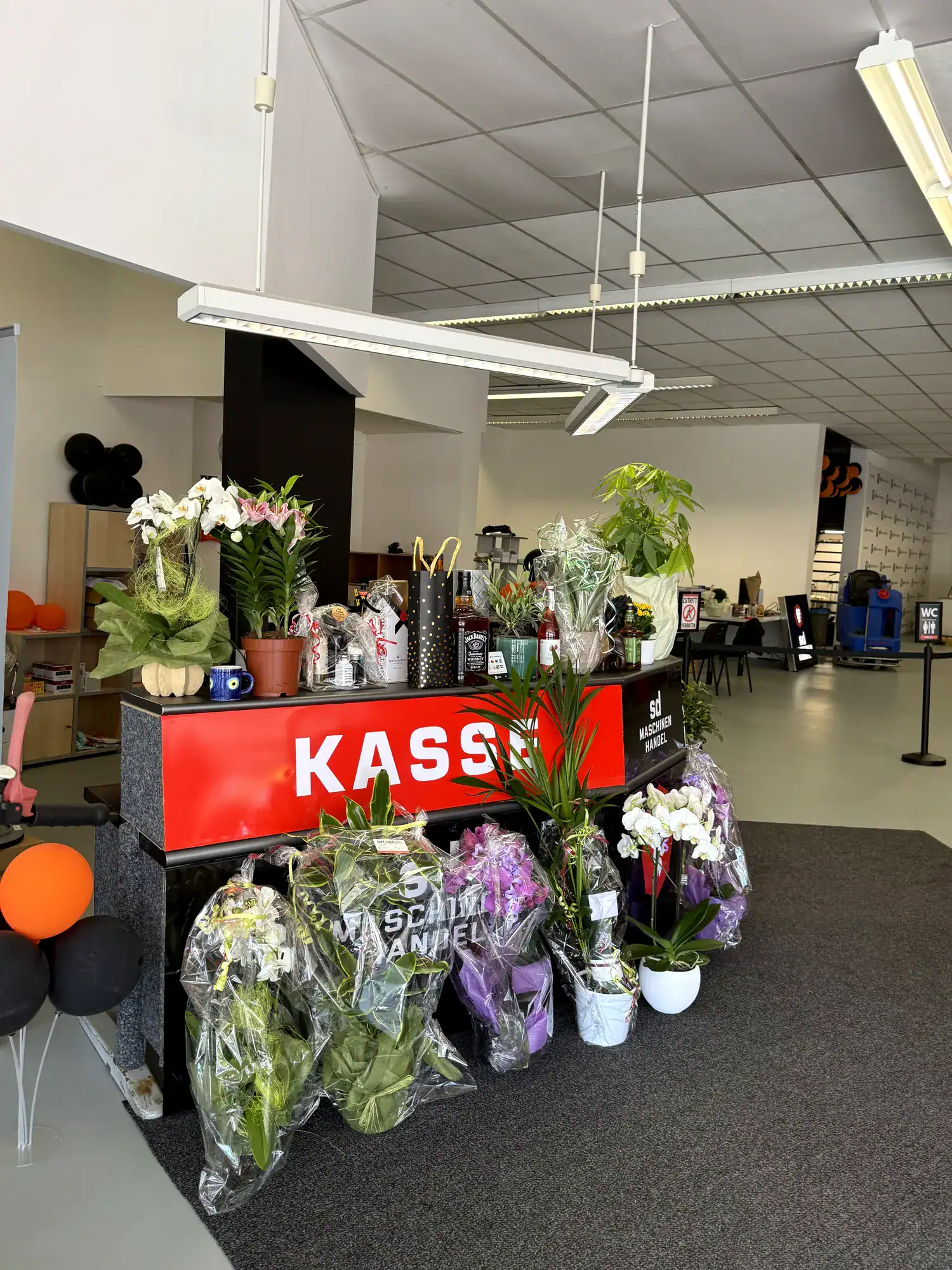 Blumen und Geschenke zur Neueröffnung an der Kasse von SD Maschinenhandel