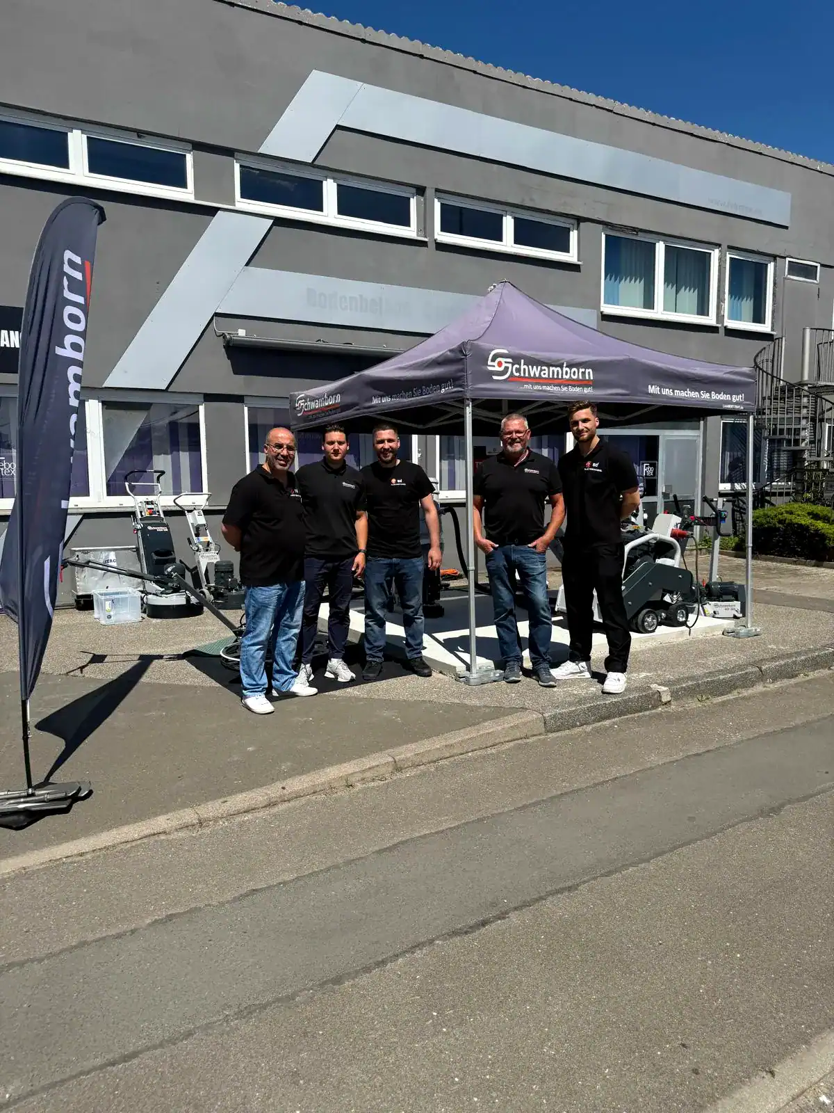 Schwamborn-Stand mit Familie Gümüs und Schwamborn-Außendienst zur Neueröffnung von SD Maschinenhandel