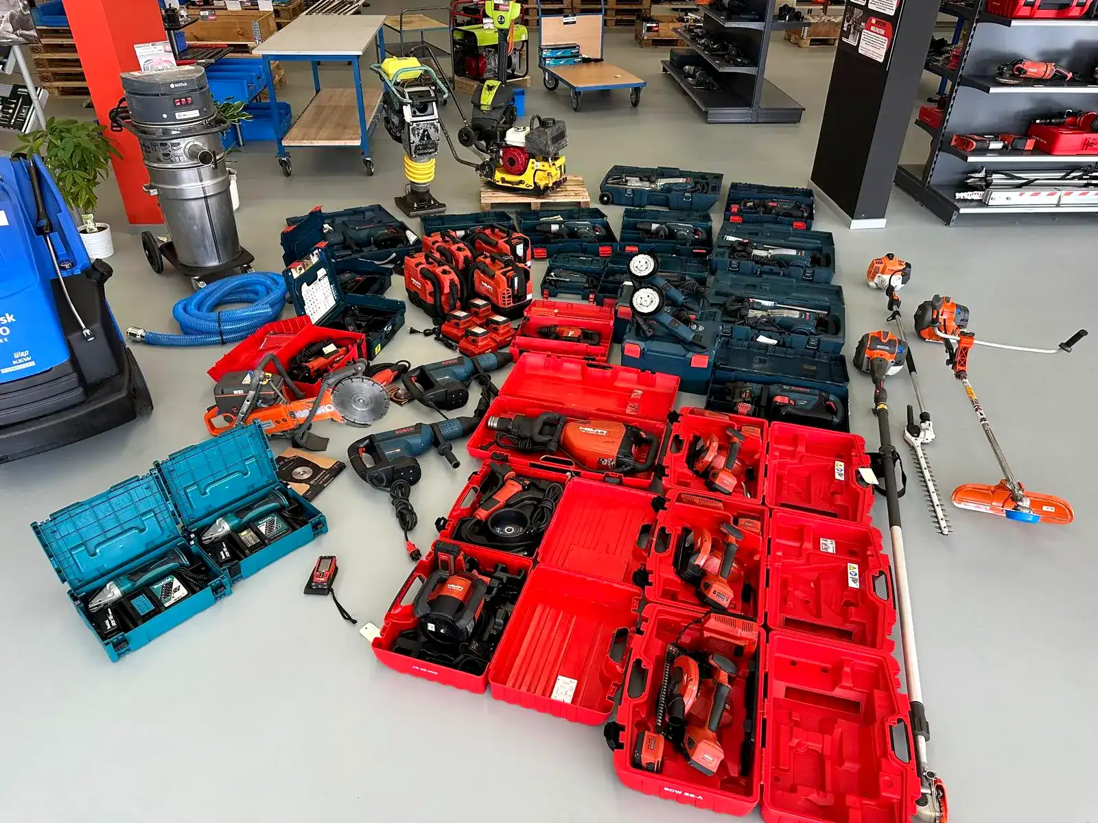 Neuzugänge: gebrauchte Hilti-, Bosch- und Makita-Maschinen auf dem Hallenboden von SD Maschinenhandel